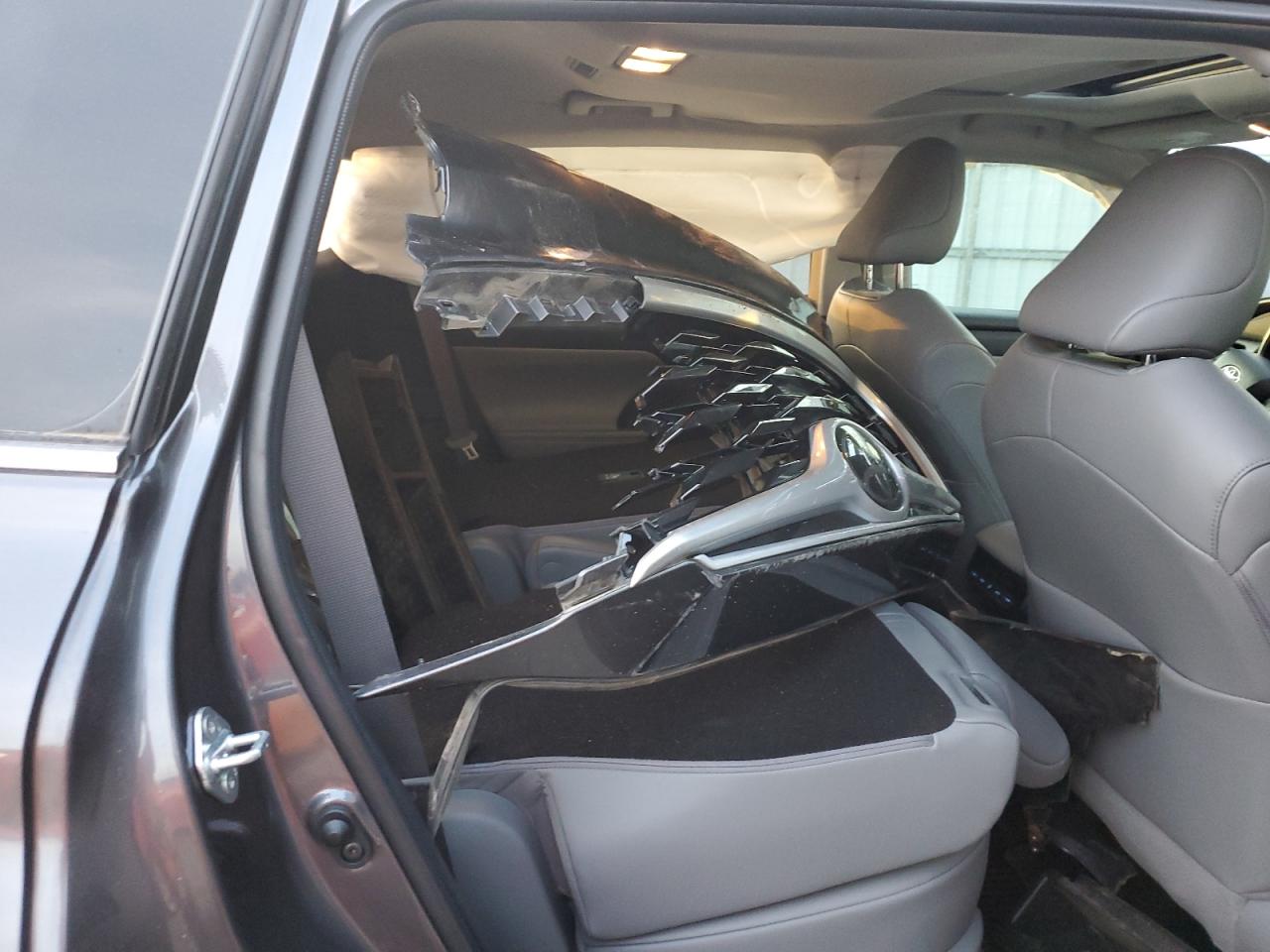 2022 Toyota Highlander - Image 11