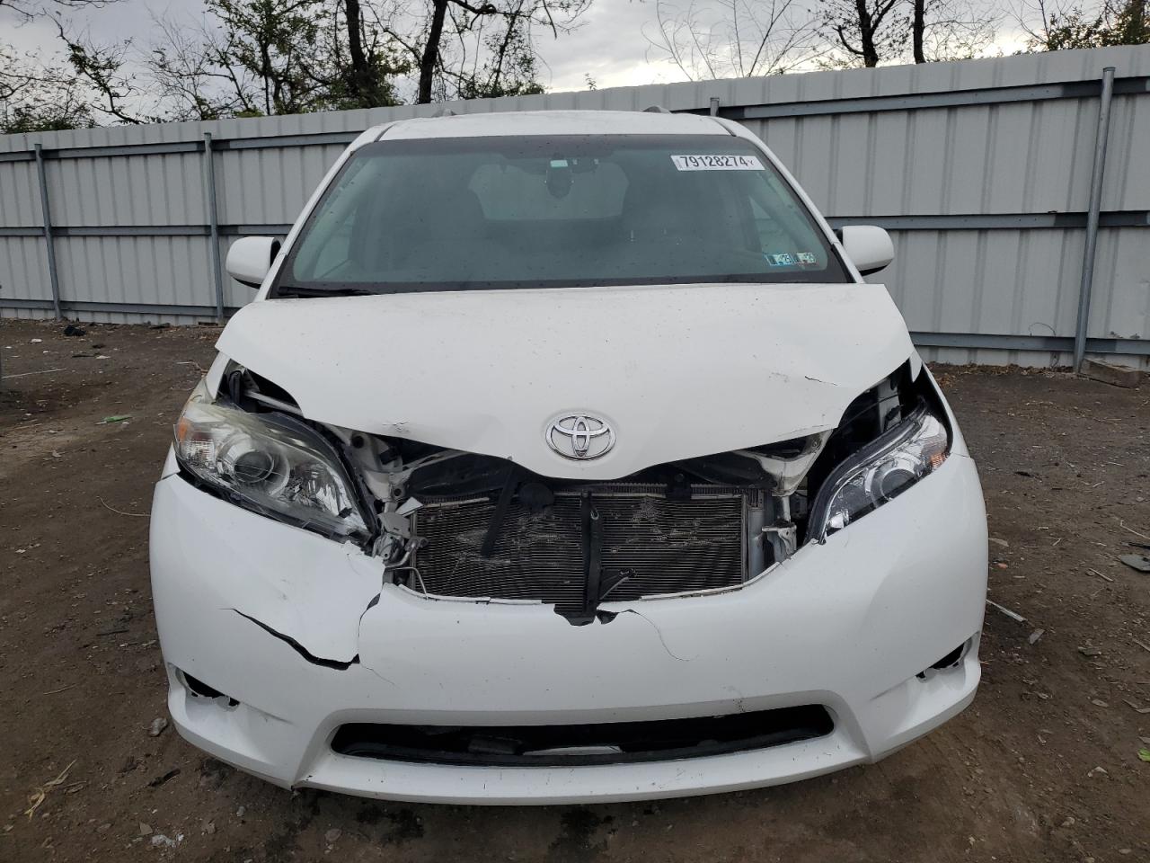 2016 Toyota Sienna - Image 5