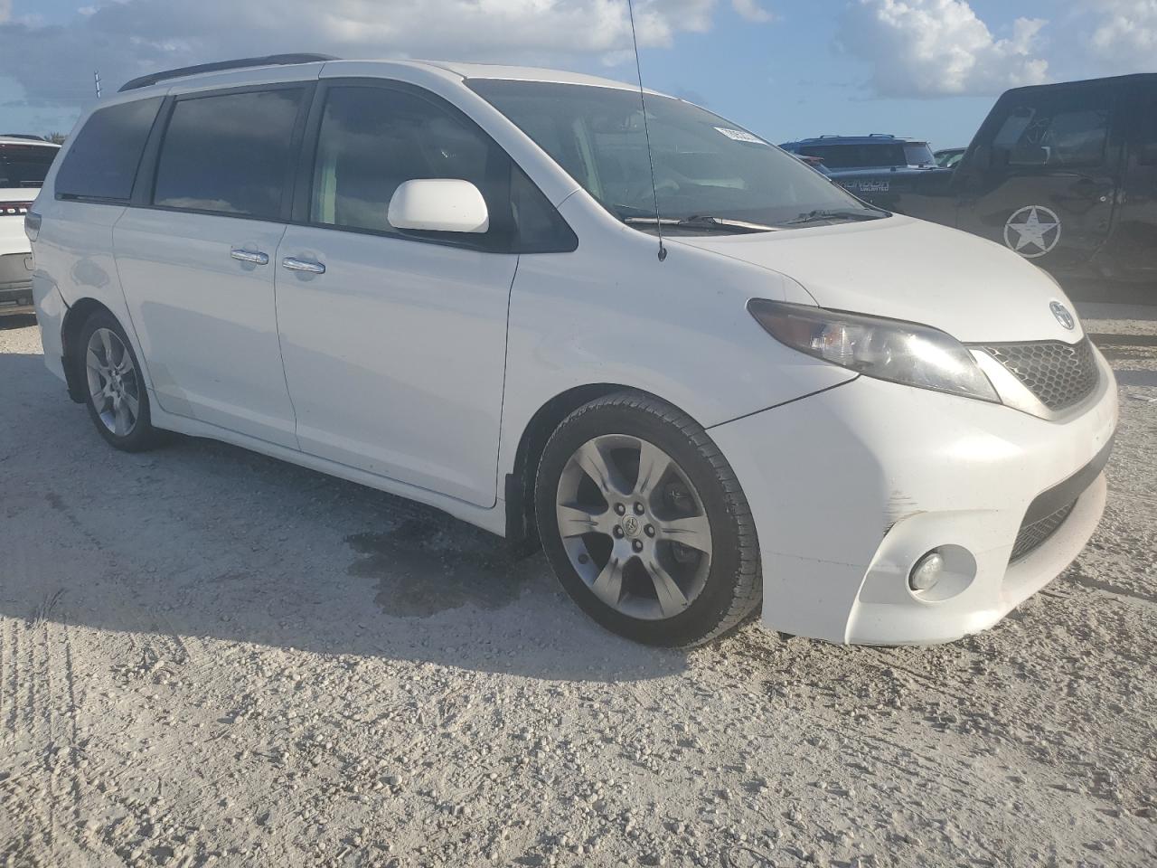 VIN 5TDXK3DC3DS368870 2013 TOYOTA SIENNA no.4