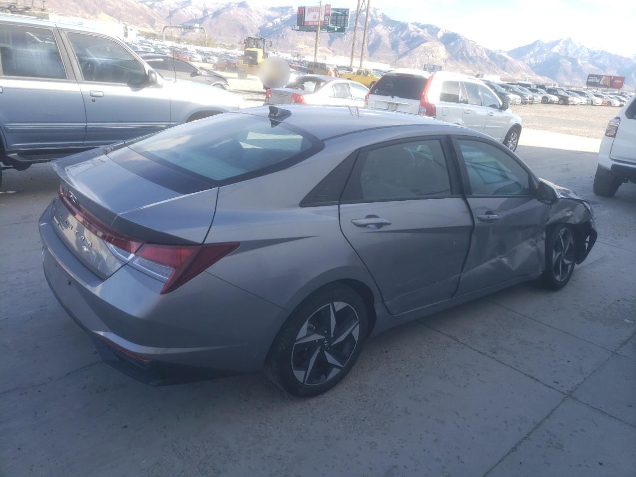2023 Hyundai Elantra - Image 3