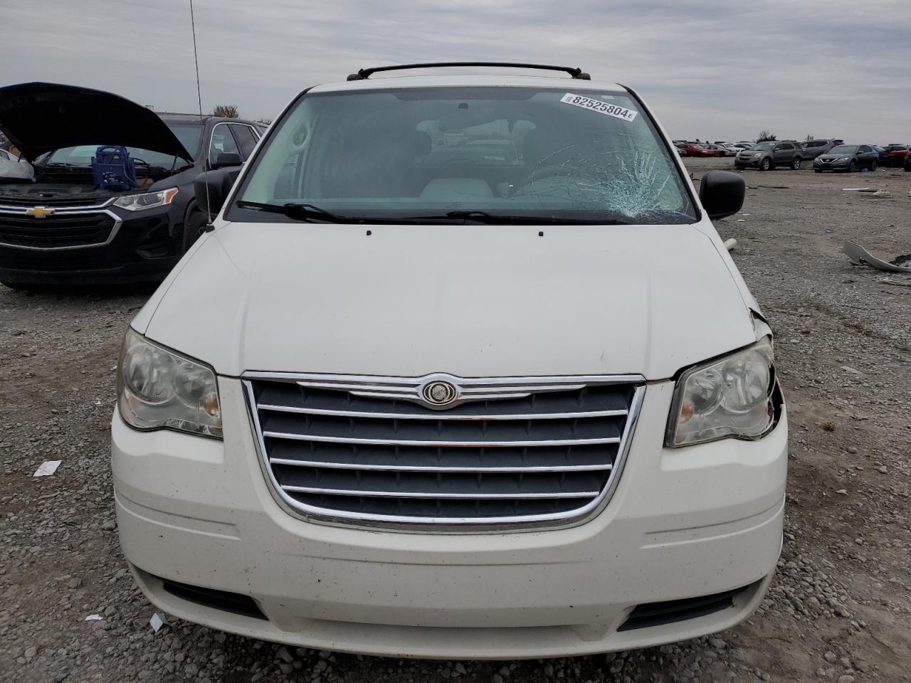 2010 Chrysler Town & Country - Image 5