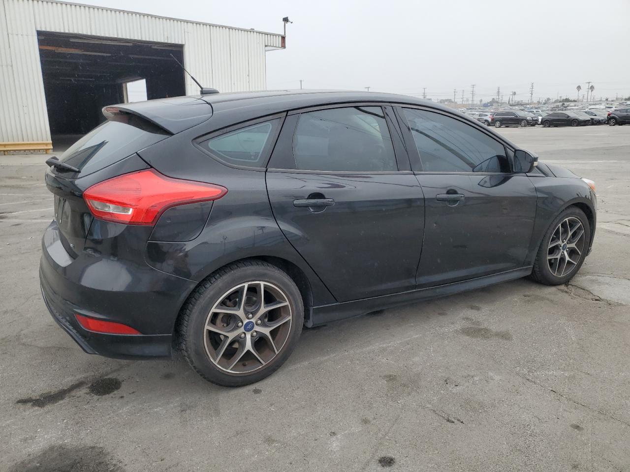 VIN 1FADP3K2XFL385724 2015 FORD FOCUS no.3