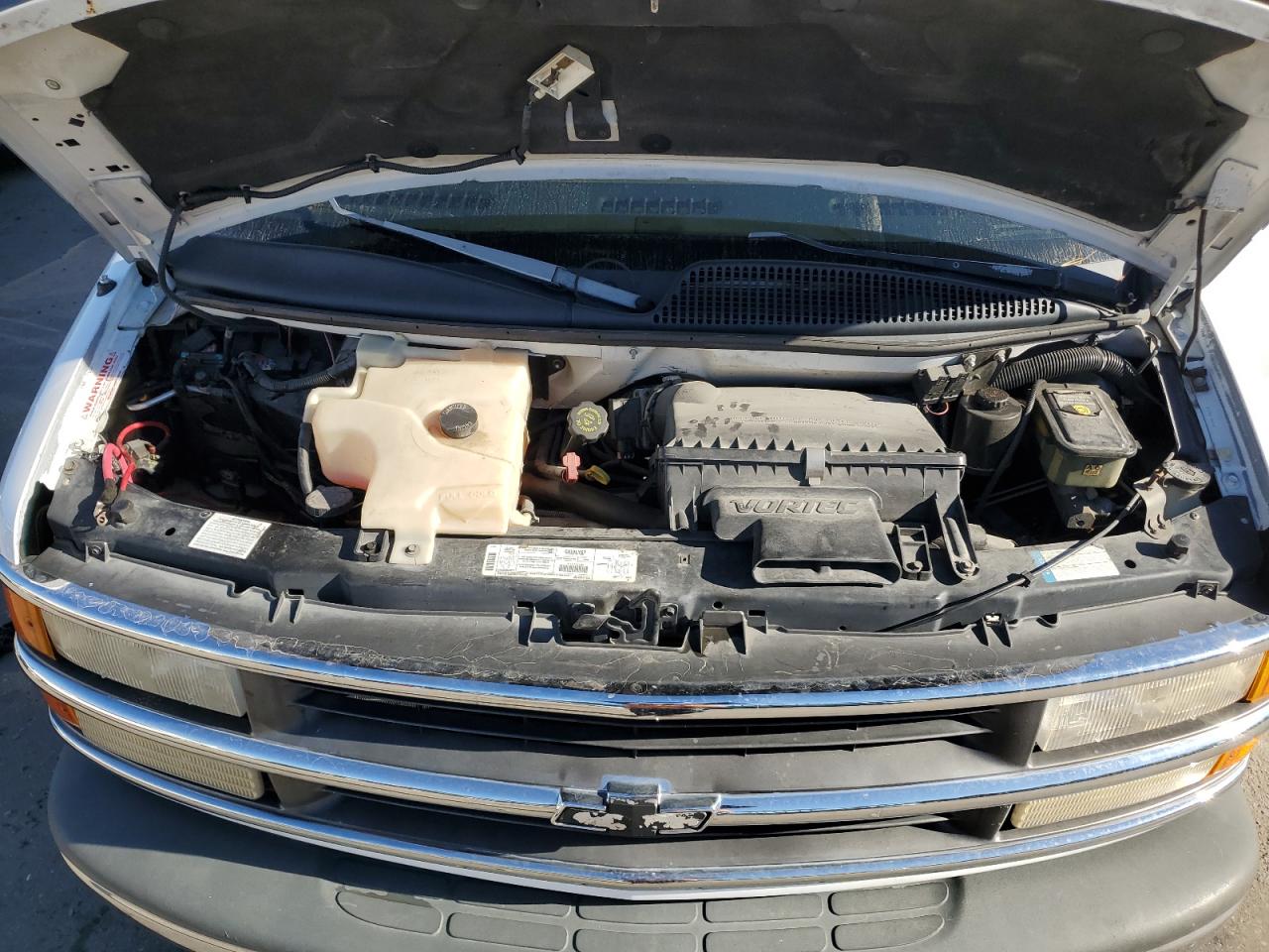 1999 Chevrolet Express - Image 12