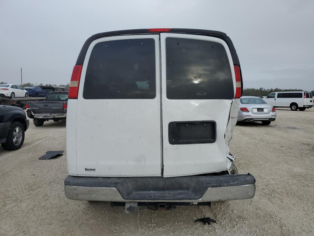 2010 Chevrolet Express - Image 6