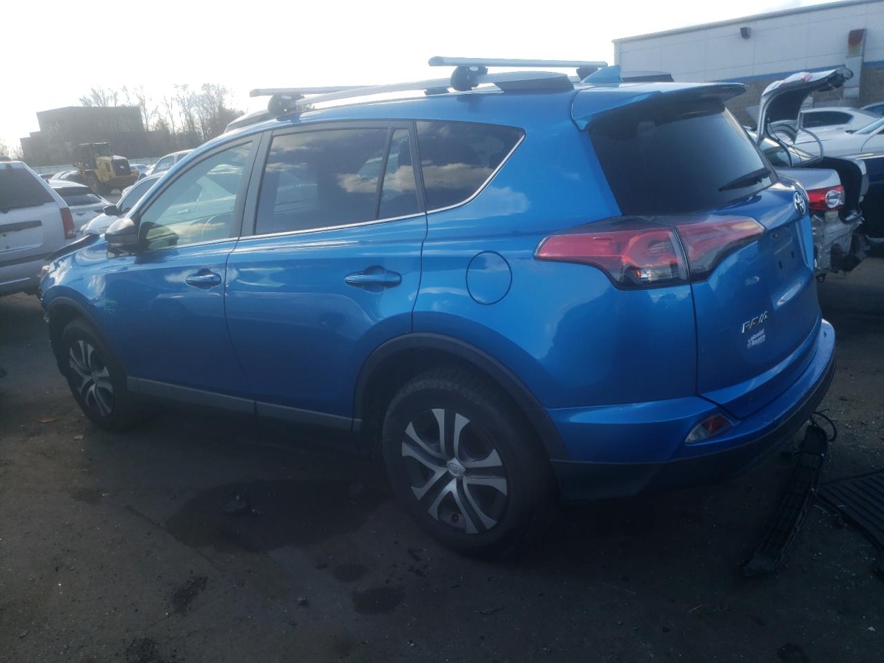 VIN JTMZFREV8HJ709120 2017 TOYOTA RAV4 no.2