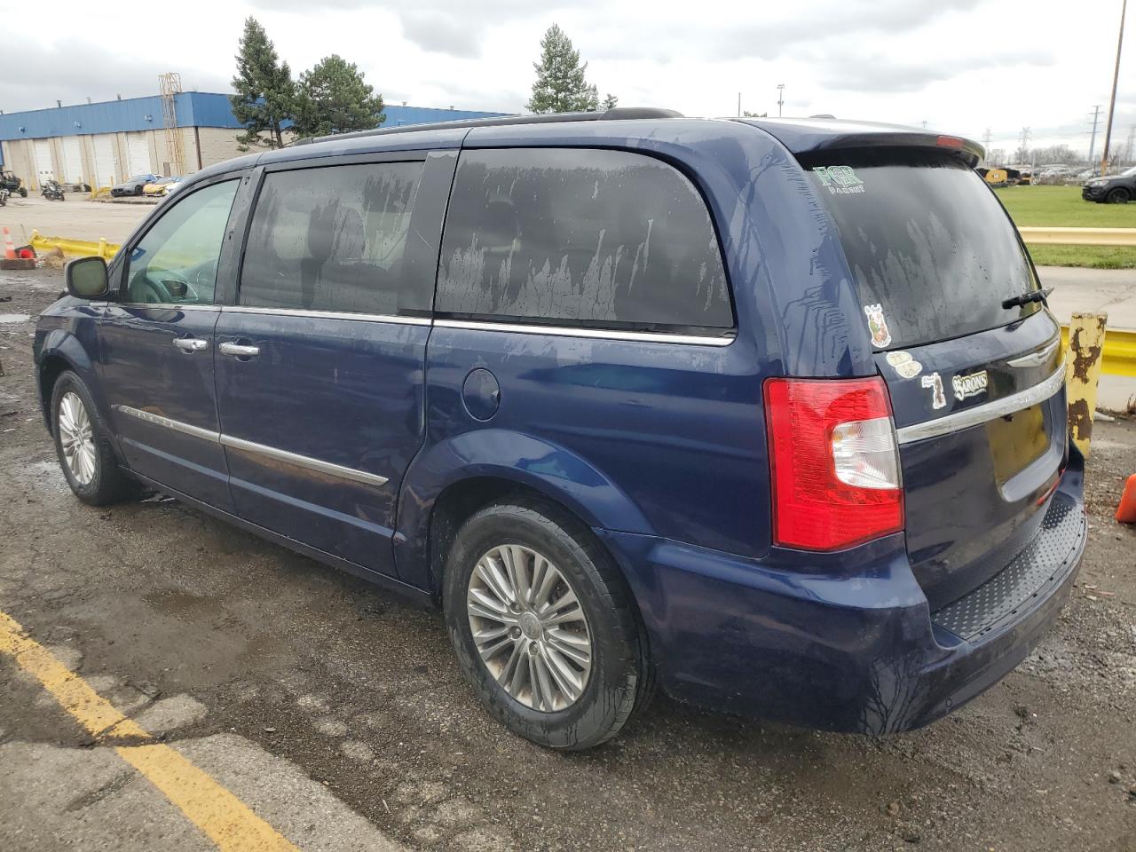 2016 Chrysler Town & Country - Image 2