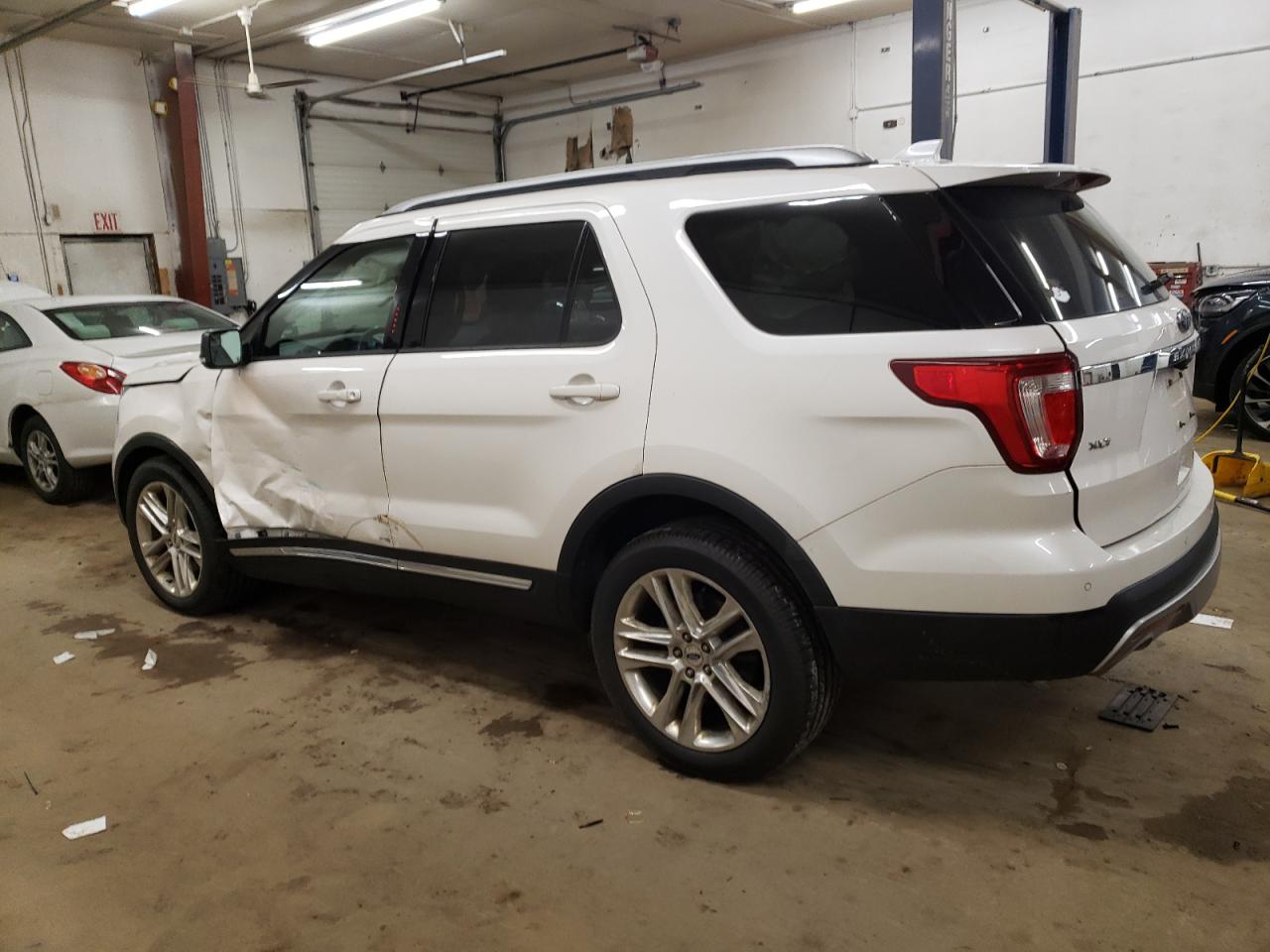 2016 Ford Explorer - Image 2