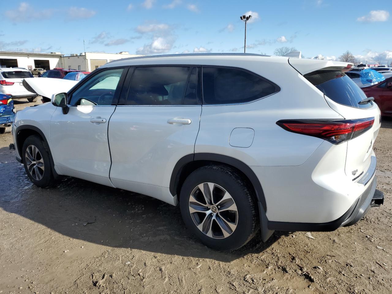 2022 Toyota Highlander - Image 2