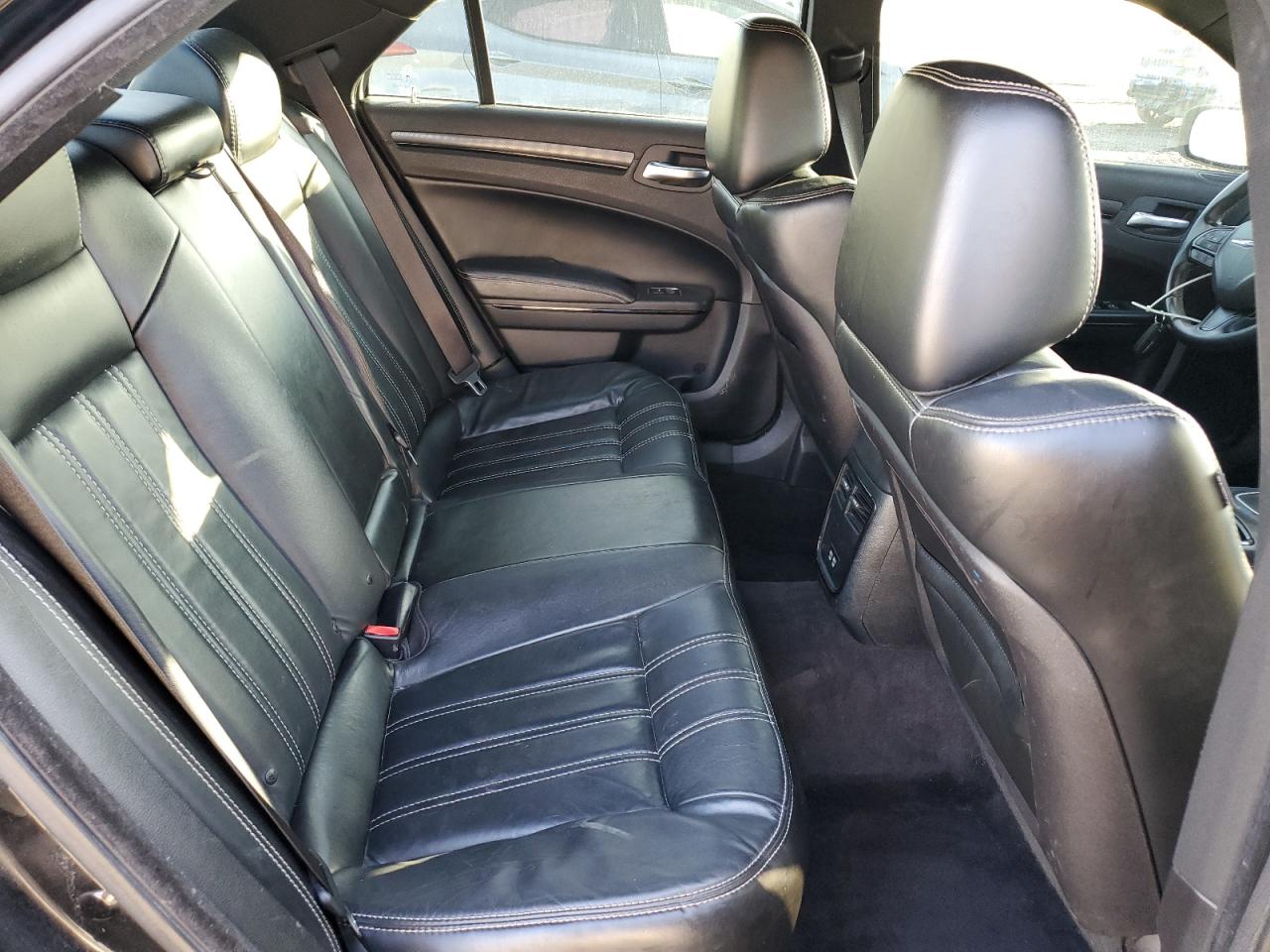 2016 Chrysler 300 - Image 10