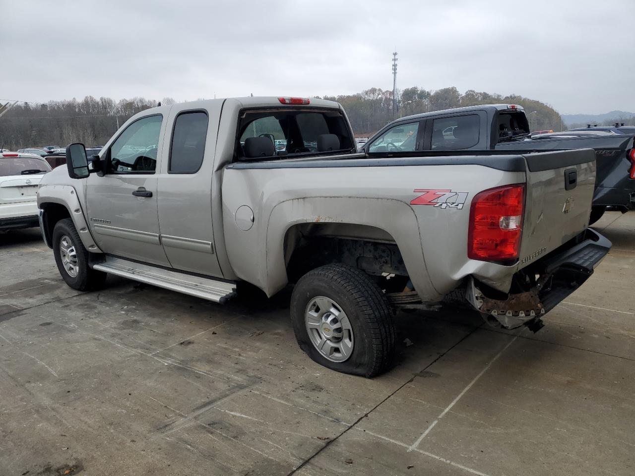 2009 Chevrolet Silverado - Image 2
