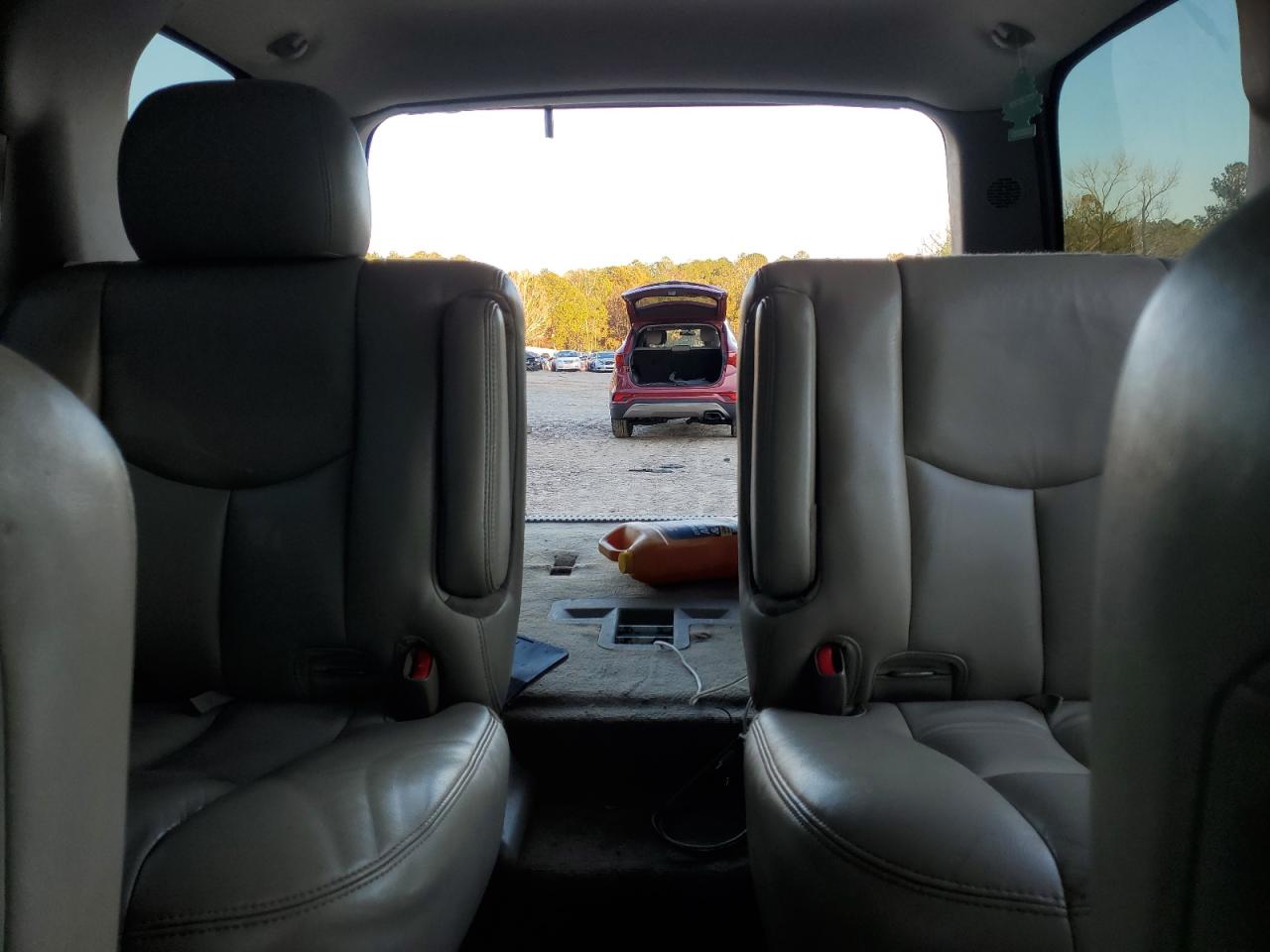 2005 Chevrolet Tahoe - Image 10