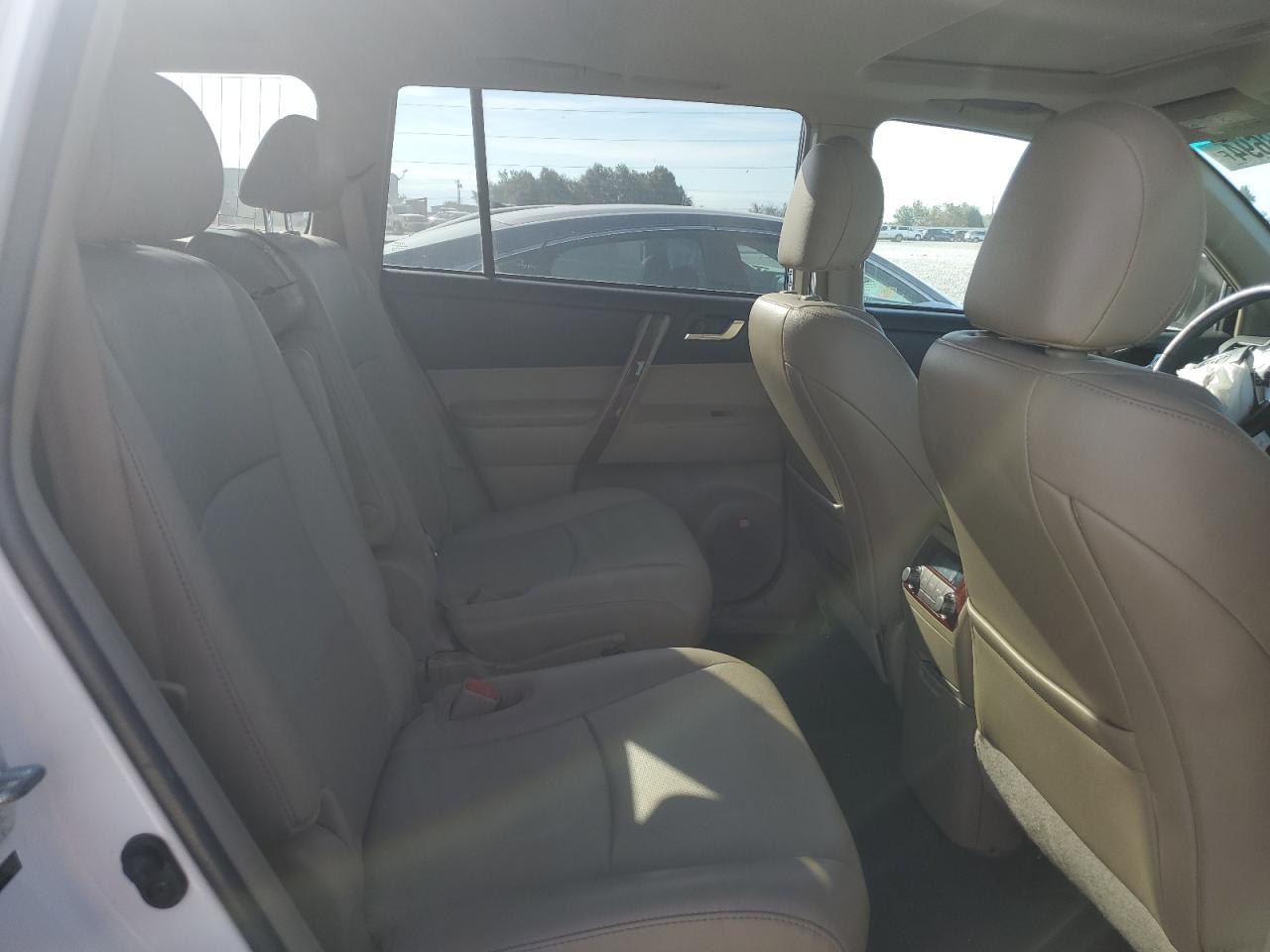 2012 Toyota Highlander - Image 11