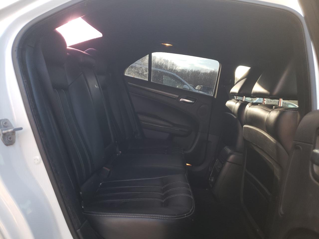 2014 Chrysler 300 - Image 10