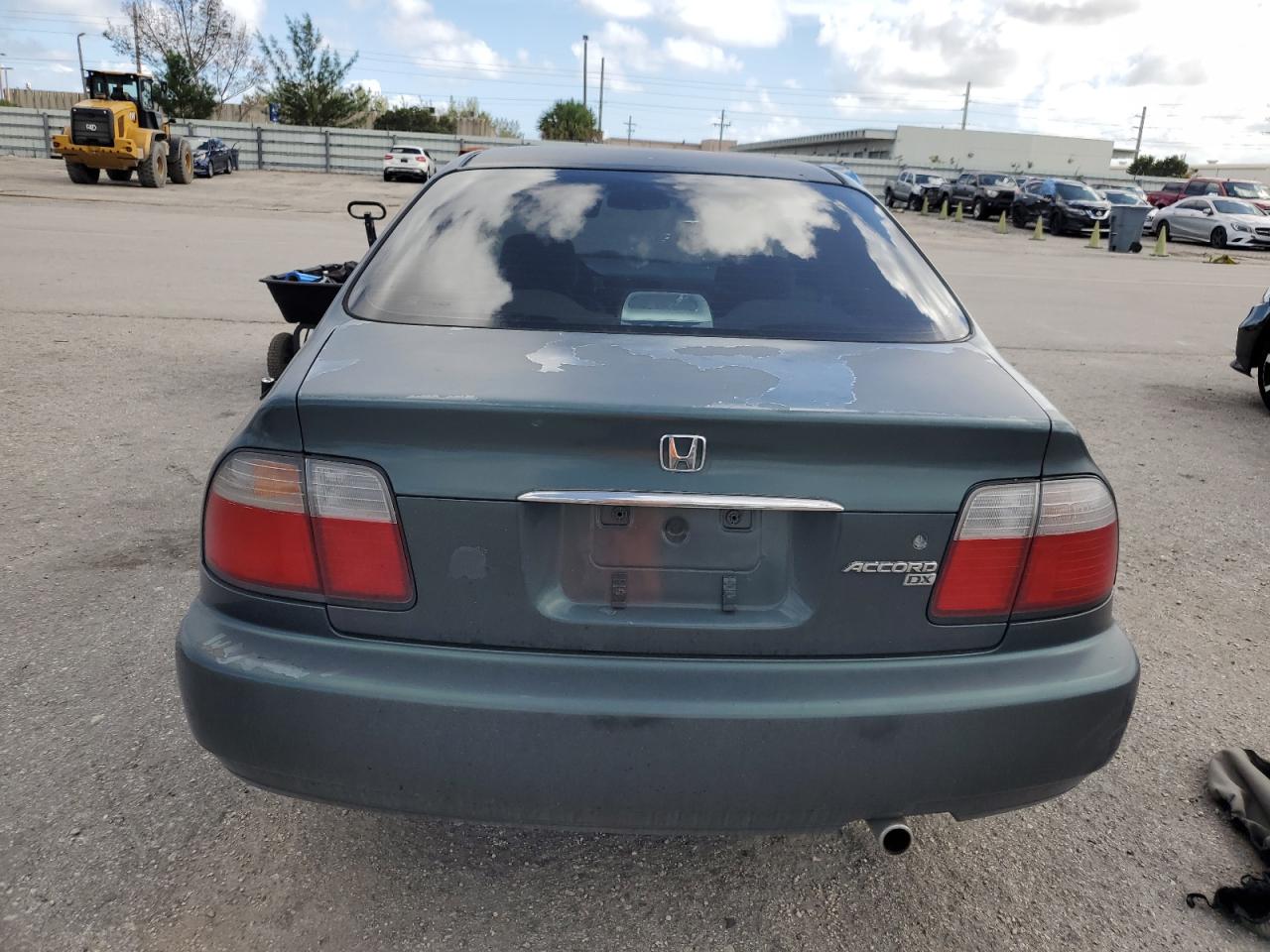 1996 Honda Accord Dx VIN: 1HGCD5624TA085982 Lot: 80004704