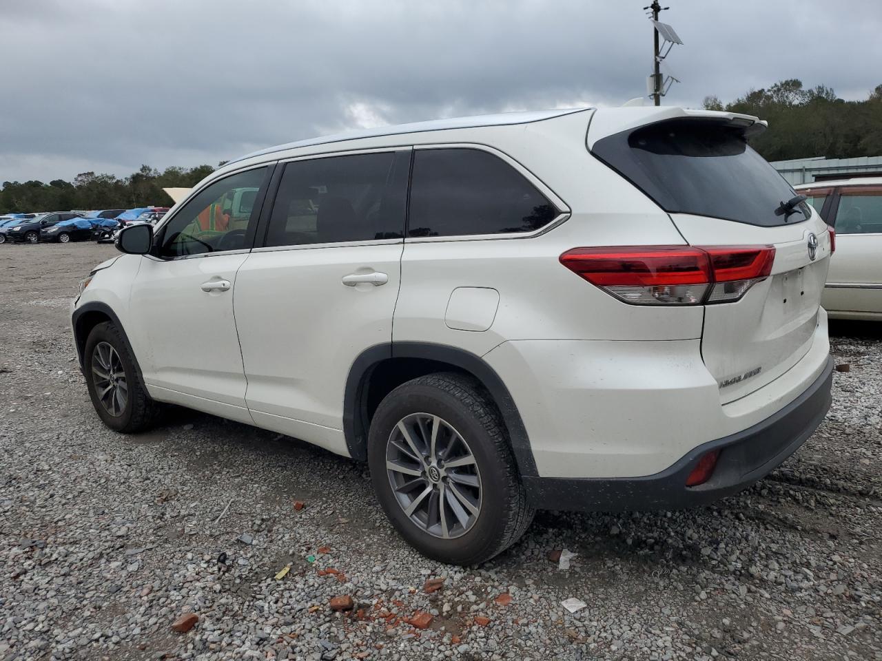 2018 Toyota Highlander - Image 2