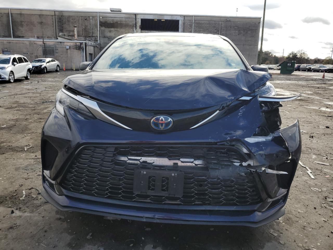 2022 Toyota Sienna - Image 5