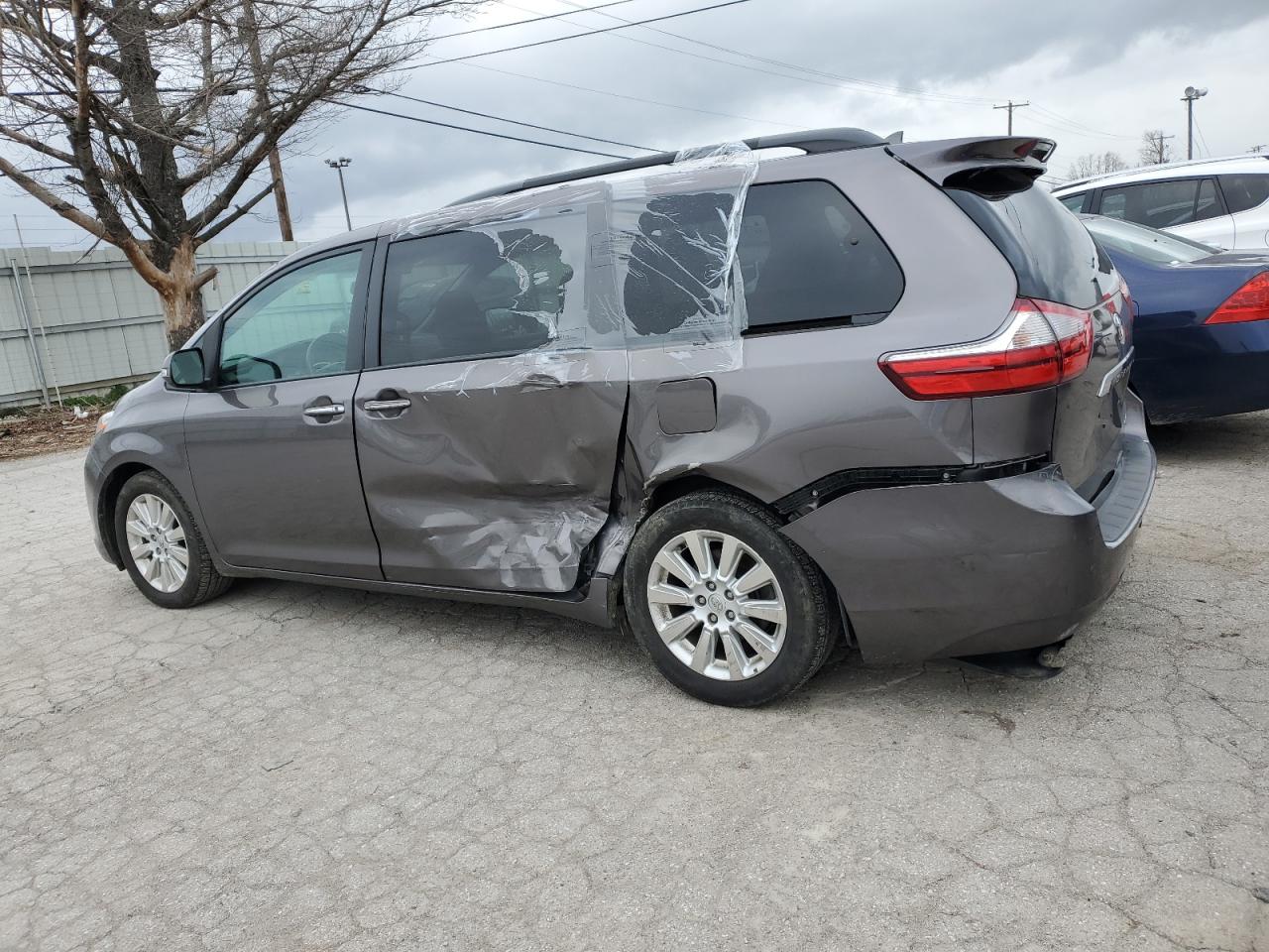 2015 Toyota Sienna - Image 2