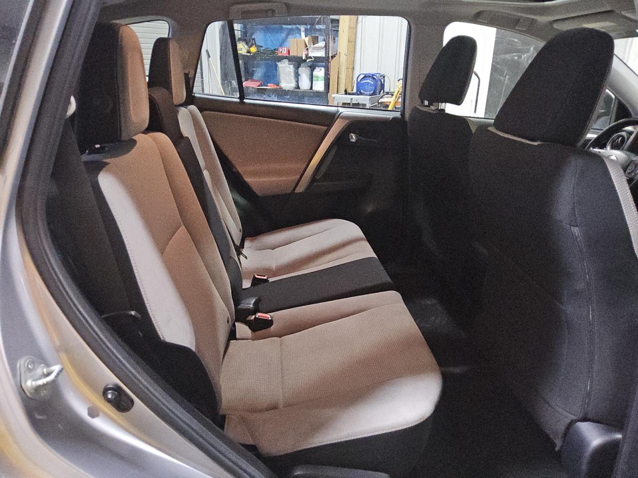 2018 Toyota RAV 4 - Image 11