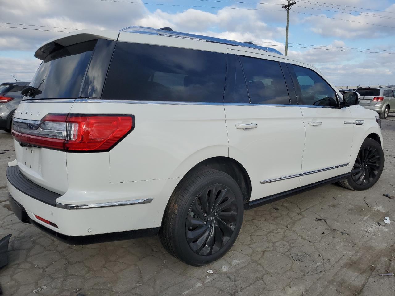 2021 Lincoln Navigator - Image 3