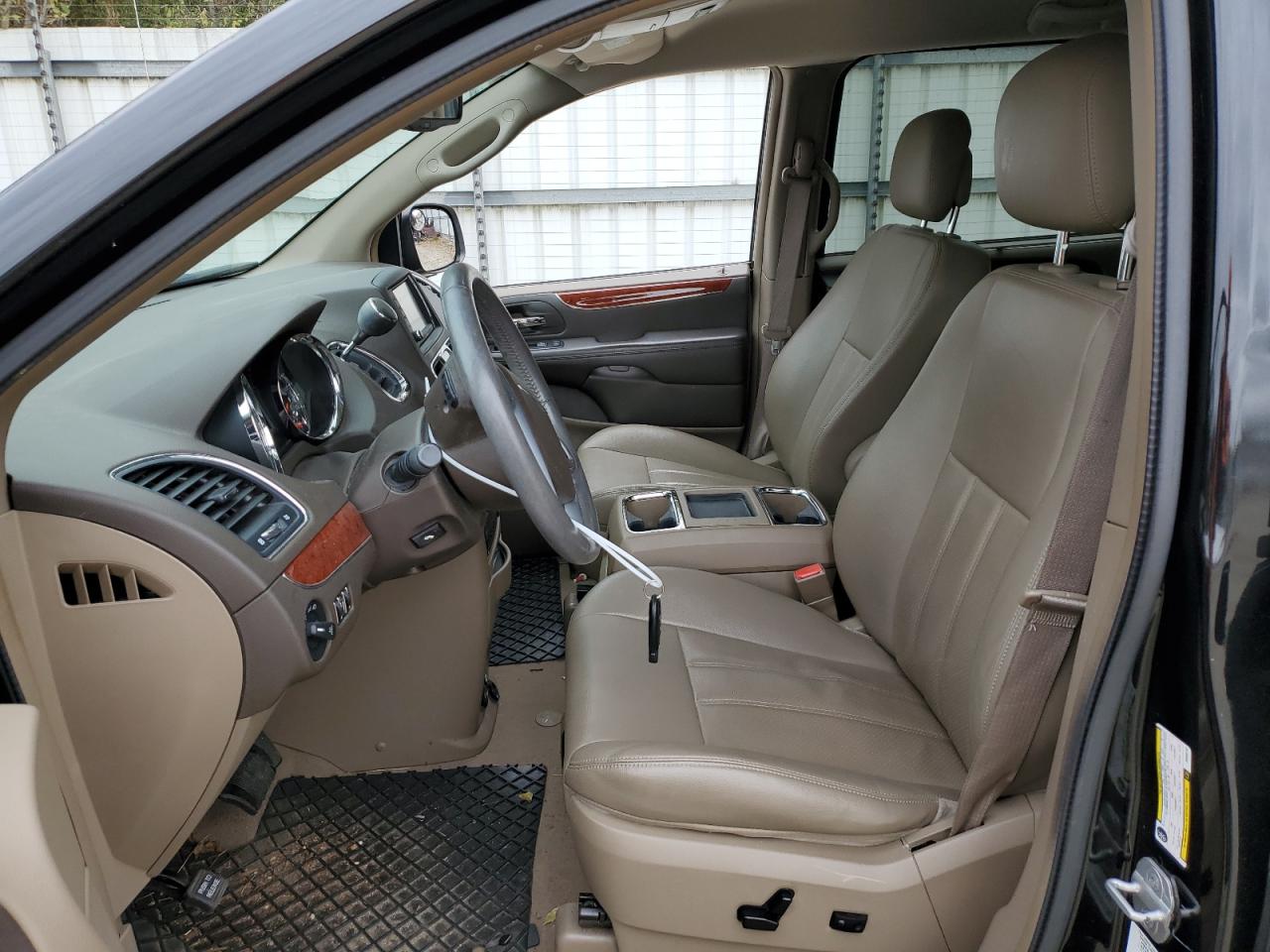 2013 Chrysler Town & Country - Image 7
