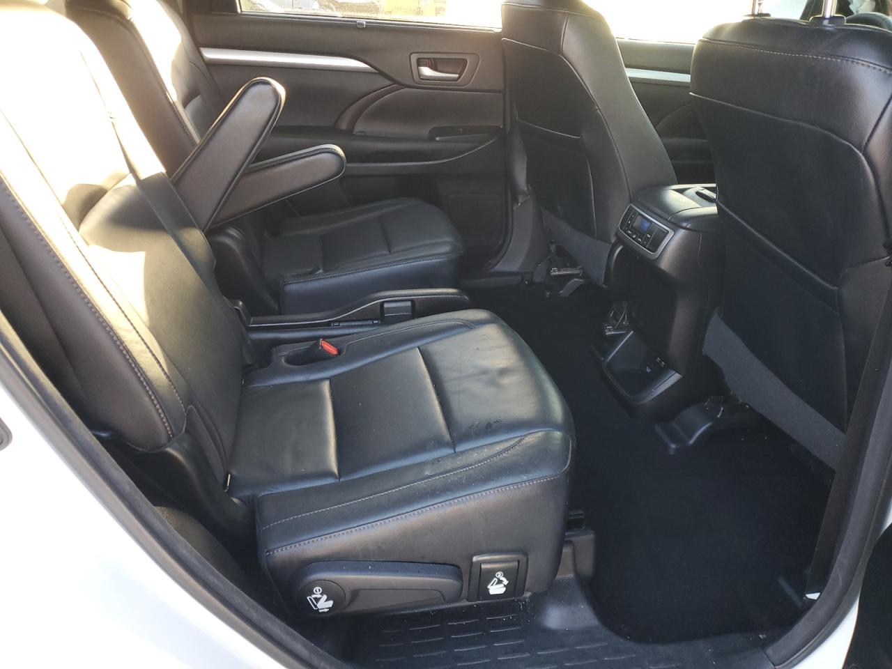 2017 Toyota Highlander - Image 11