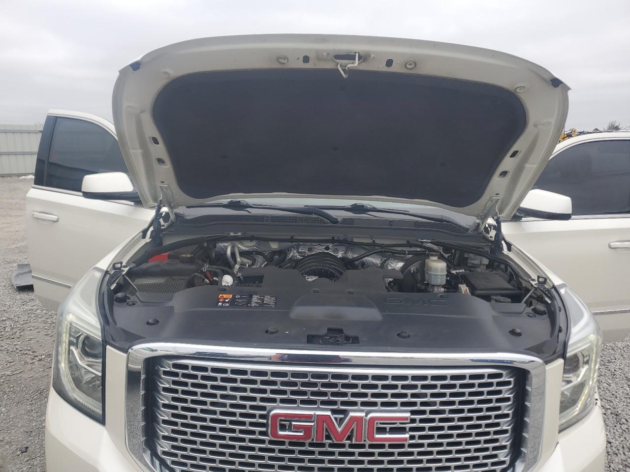 2015 GMC Yukon - Image 12