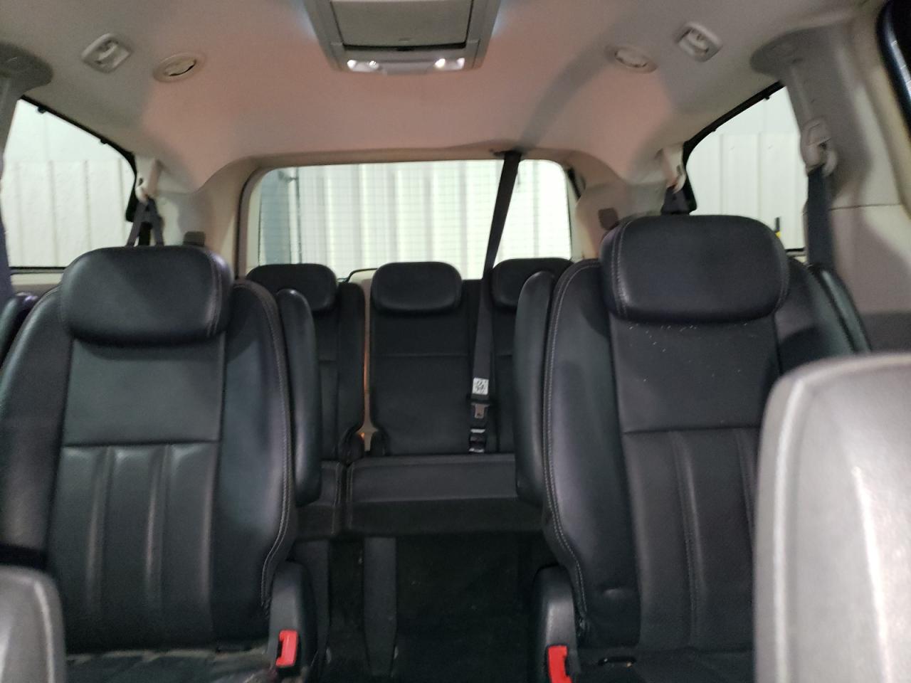 2010 Chrysler Town & Country - Image 10