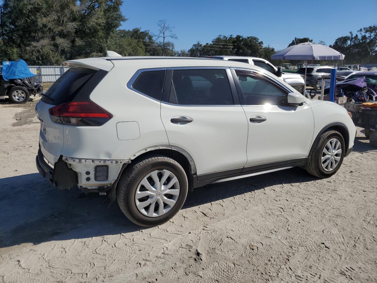 2017 Nissan Rogue - Image 3