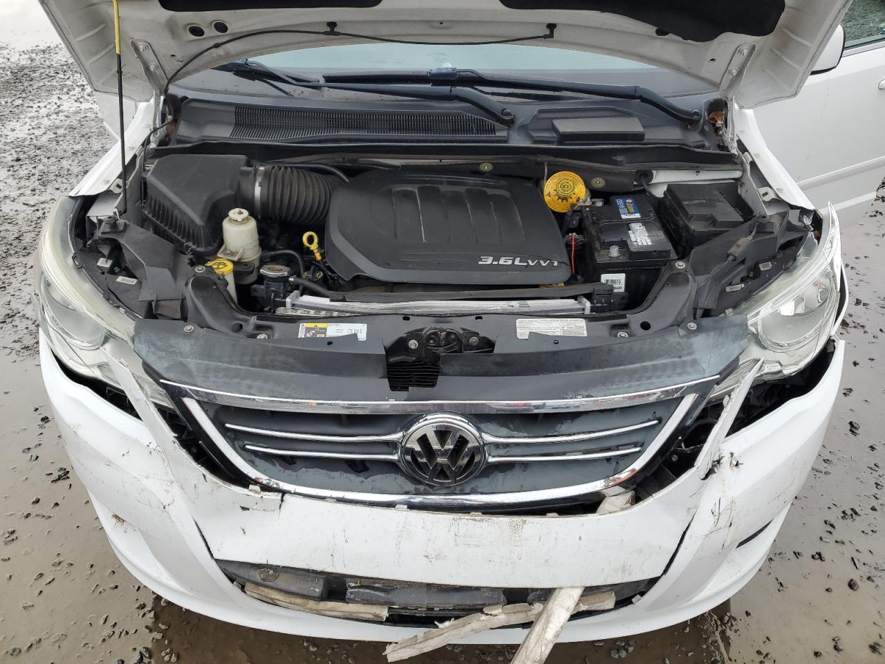 2014 Volkswagen Routan - Image 13