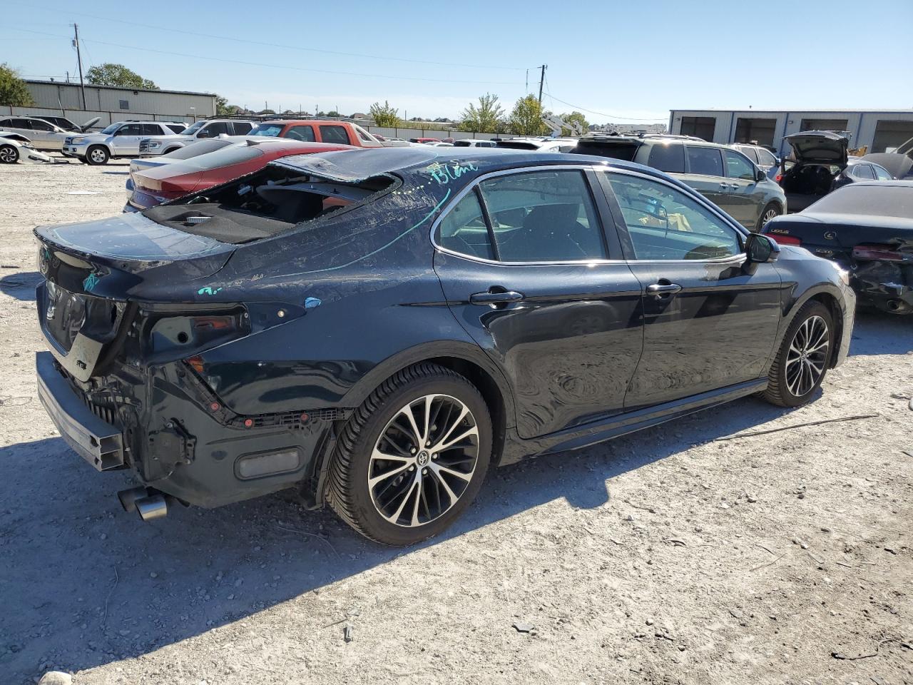 VIN 4T1B11HK6JU670319 2018 TOYOTA CAMRY no.3