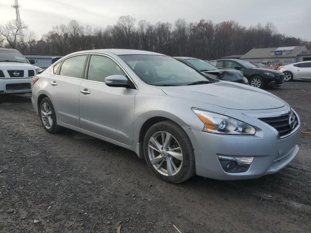 Sedans NISSAN ALTIMA 2015 Srebrny