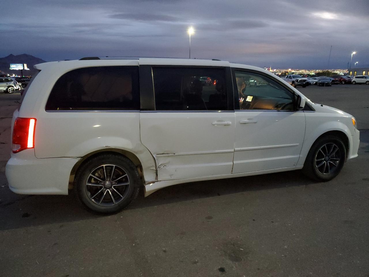 2017 Dodge Caravan - Image 3