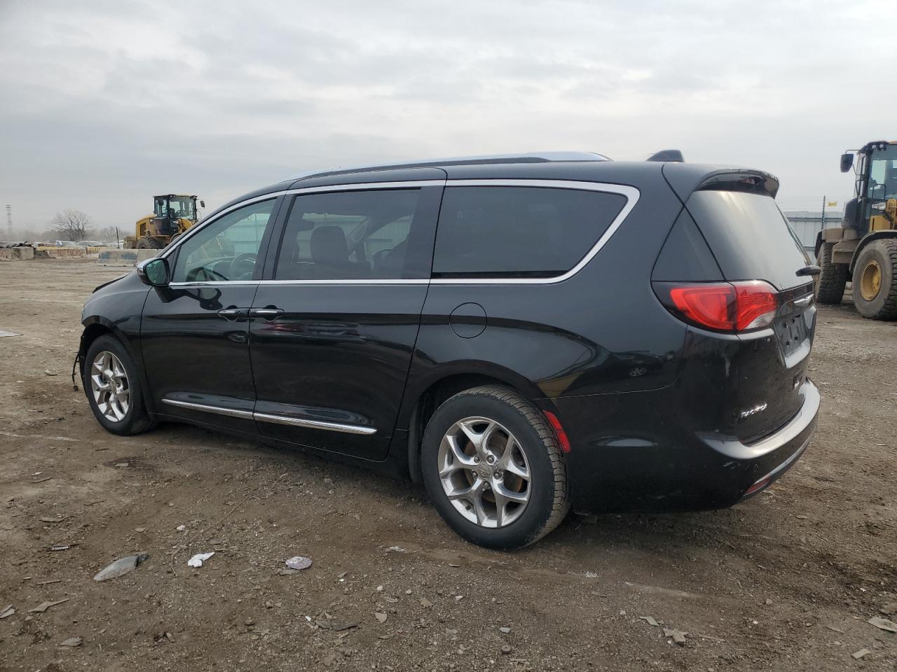 2017 Chrysler Pacifica - Image 2