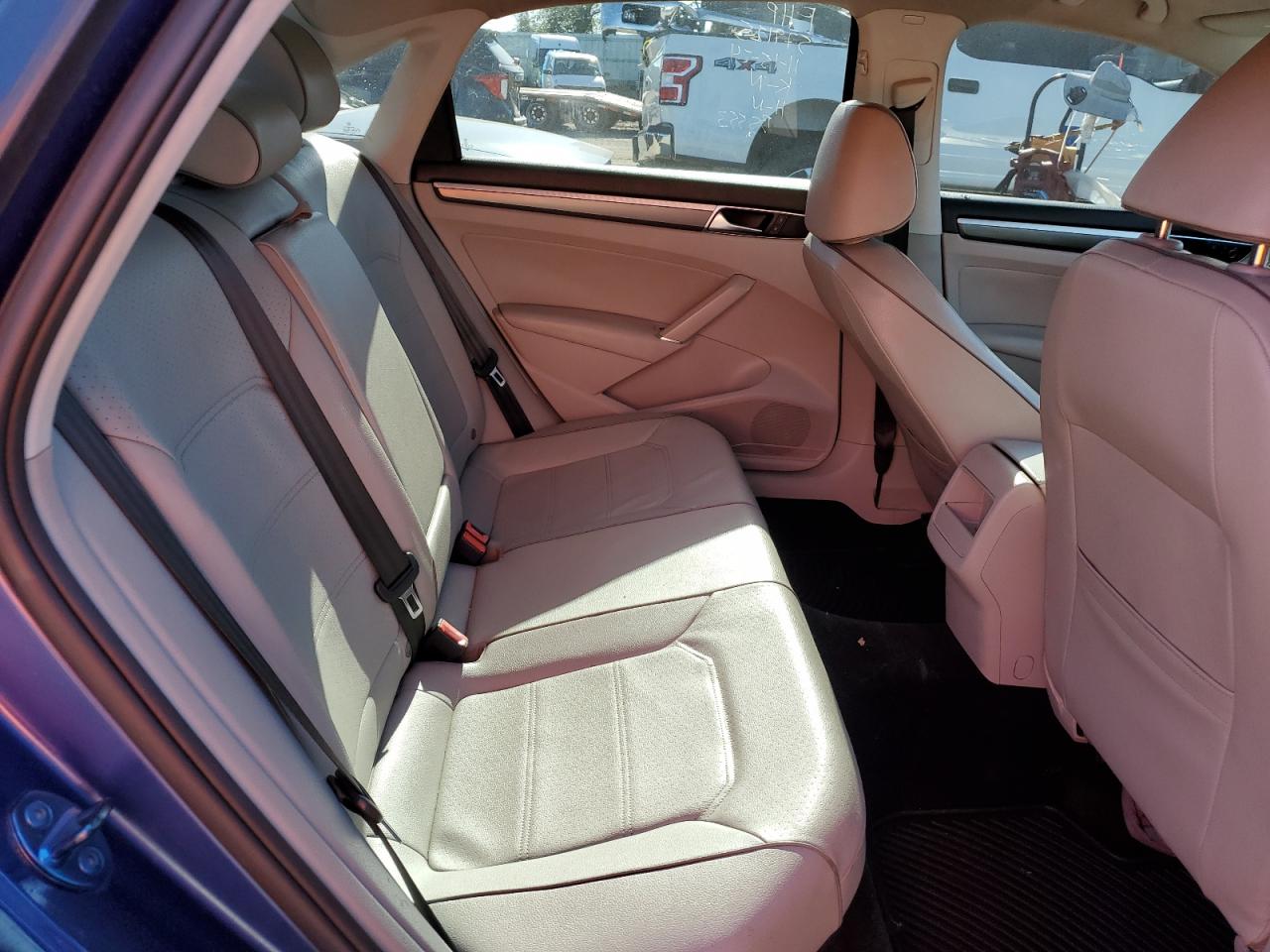 2017 Volkswagen Passat - Image 10