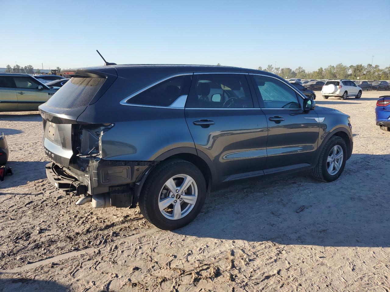 VIN 5XYRG4LC3NG137015 2022 KIA SORENTO no.3