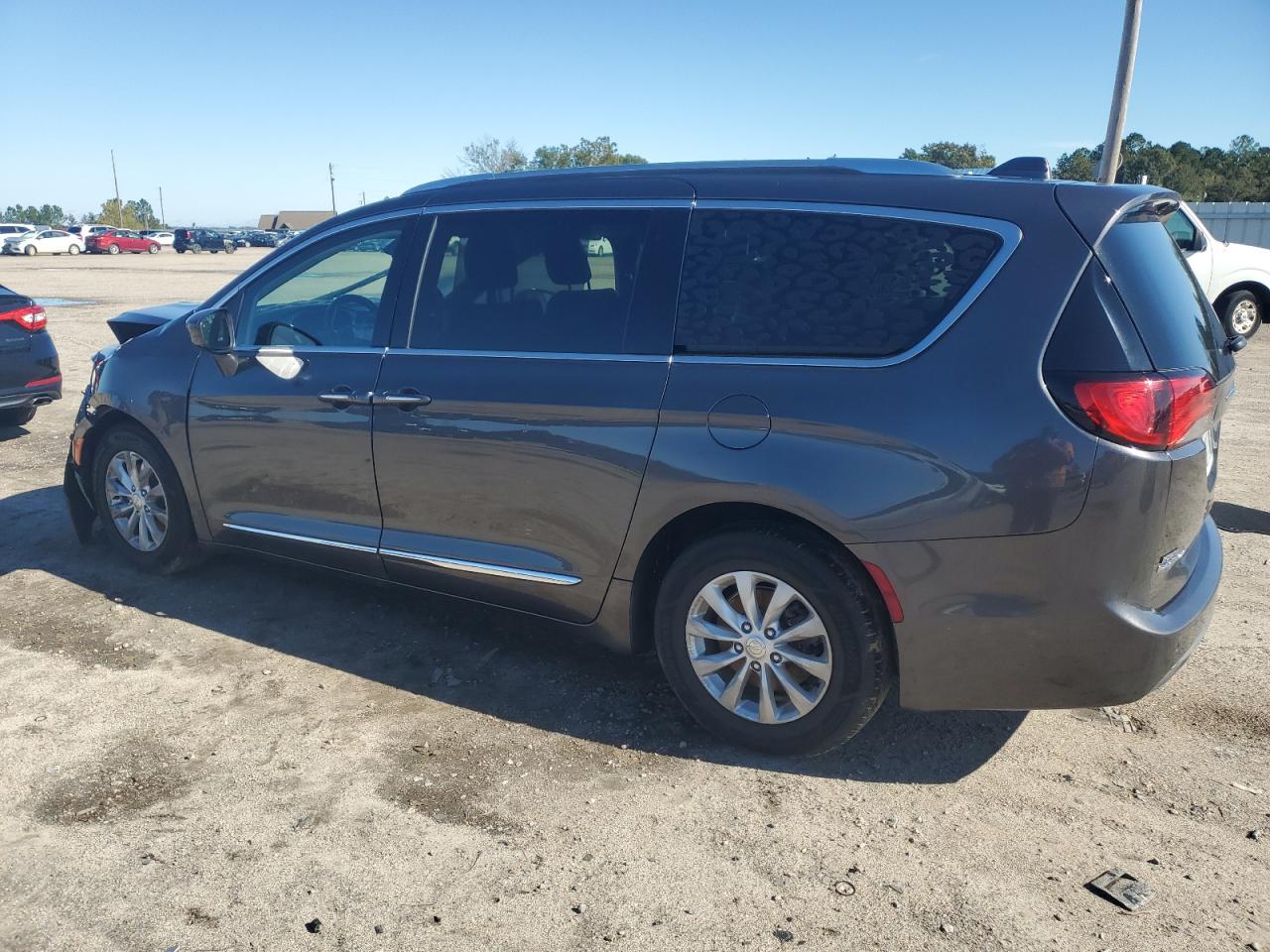 2019 Chrysler Pacifica - Image 2
