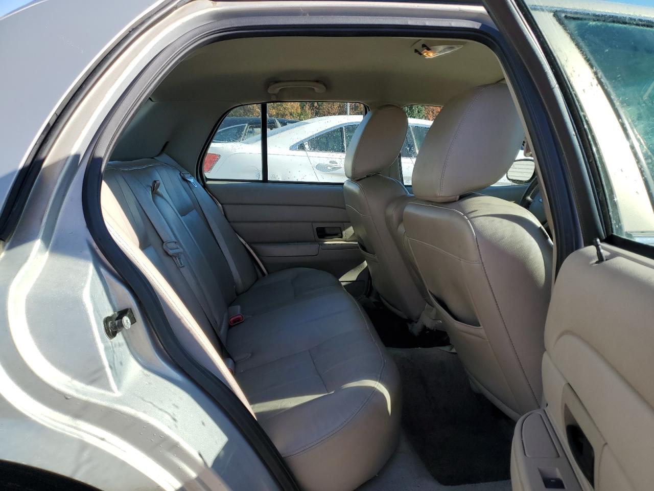 2011 Ford Crown Victoria - Image 10