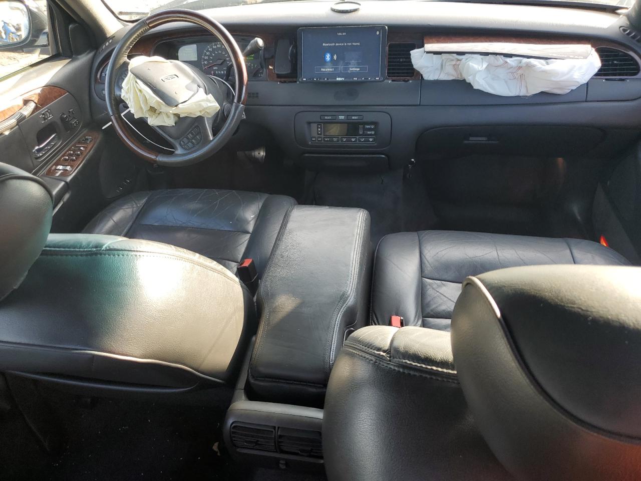 2001 Lincoln Town Car - Image 8