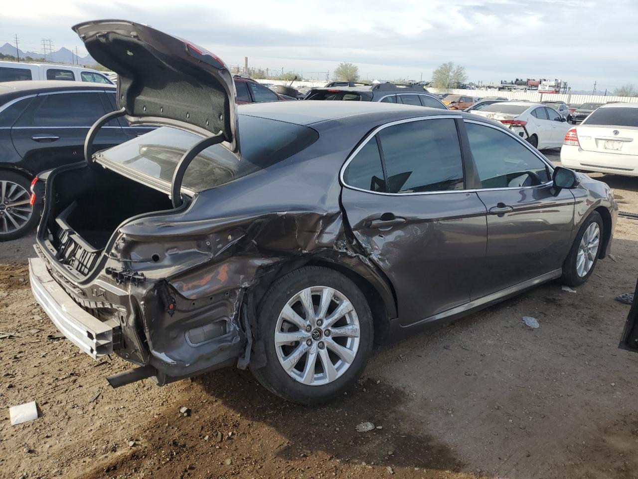 VIN 4T1B11HK3JU062192 2018 TOYOTA CAMRY no.3