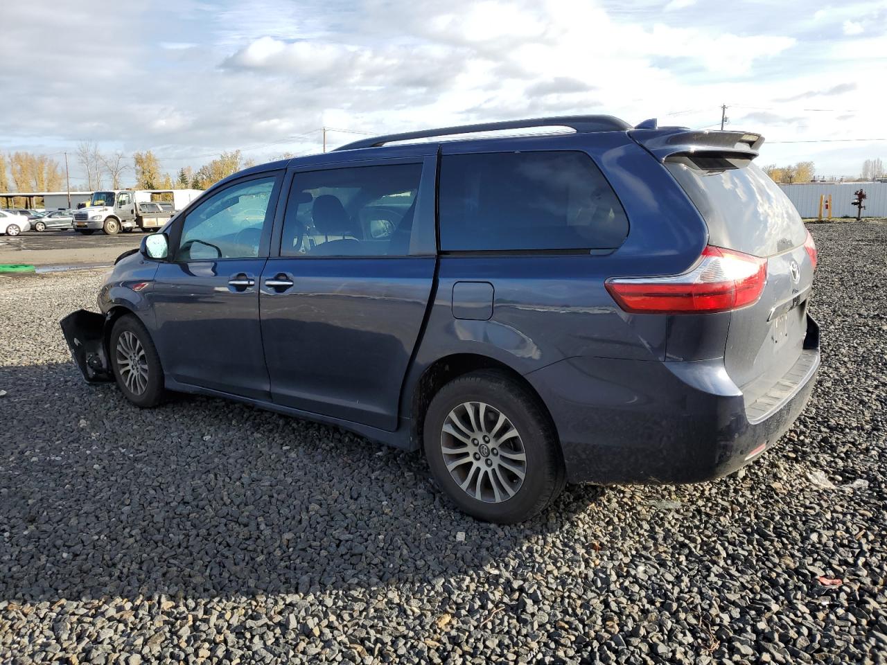 2018 Toyota Sienna - Image 2