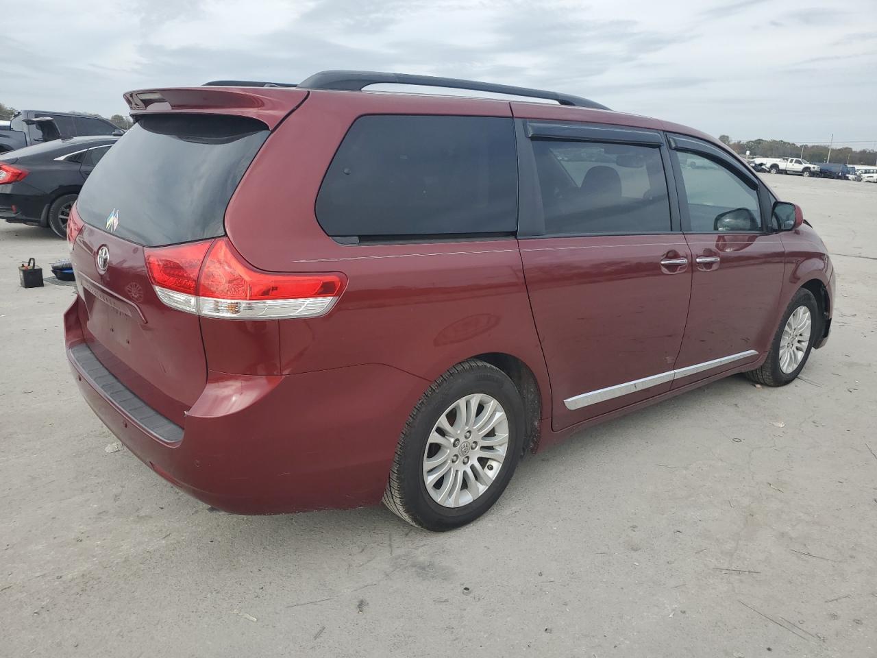 2011 Toyota Sienna - Image 3