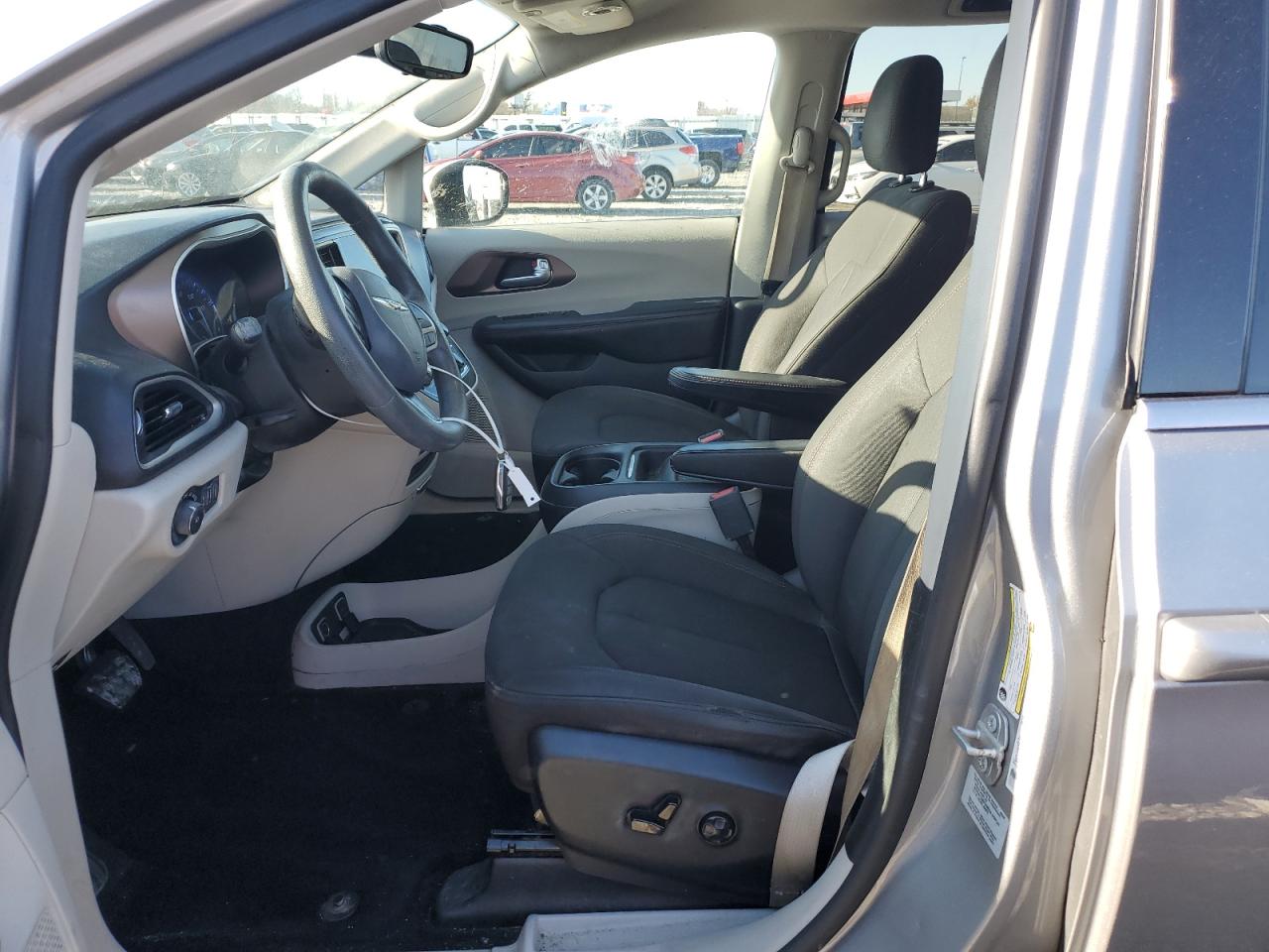 2017 Chrysler Pacifica - Image 7