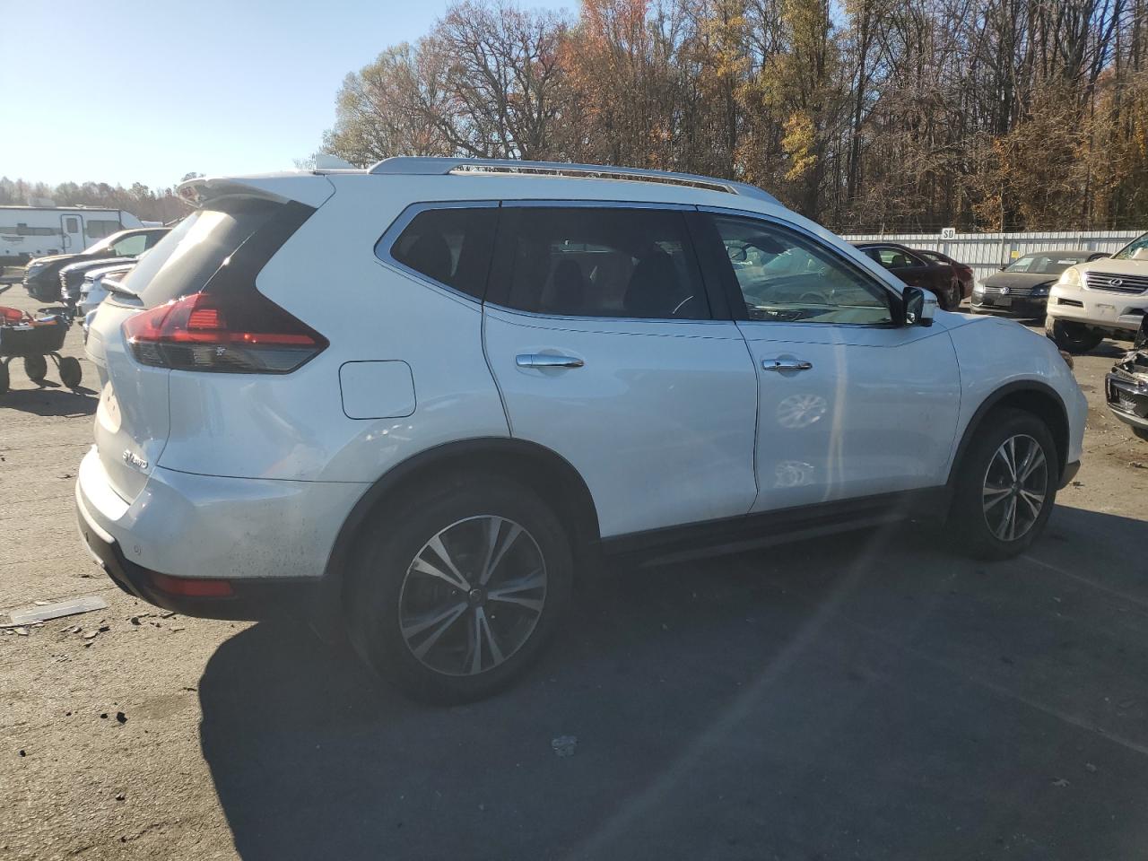 VIN 5N1AT2MV5KC750925 2019 NISSAN ROGUE no.3