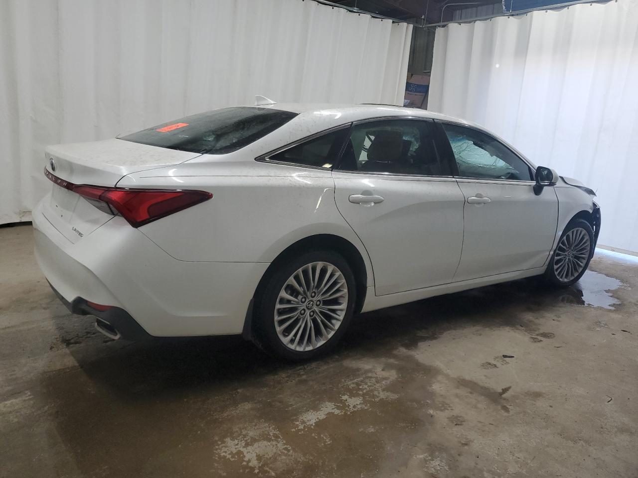 2019 Toyota Avalon - Image 3