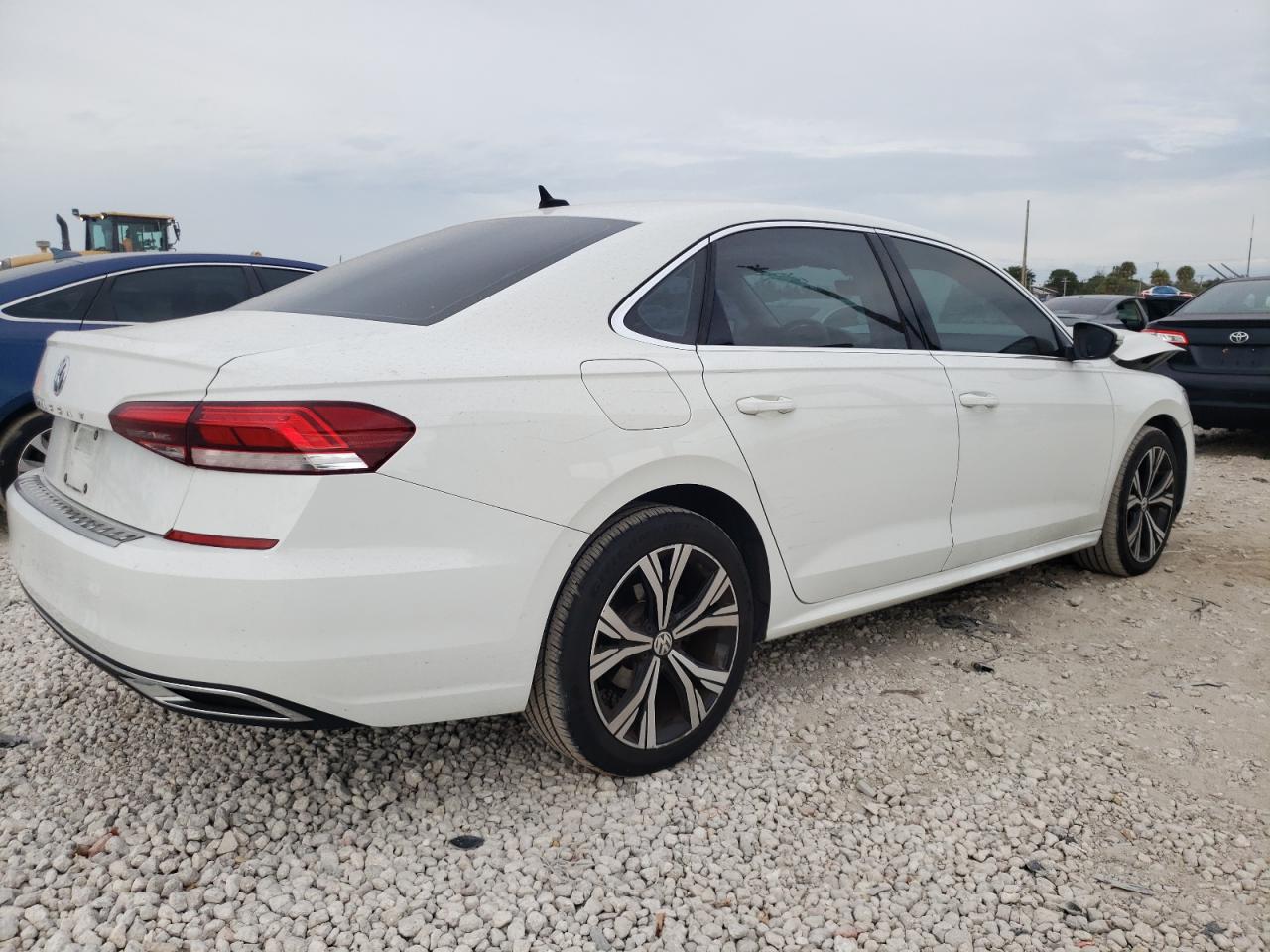 2021 Volkswagen Passat - Image 3