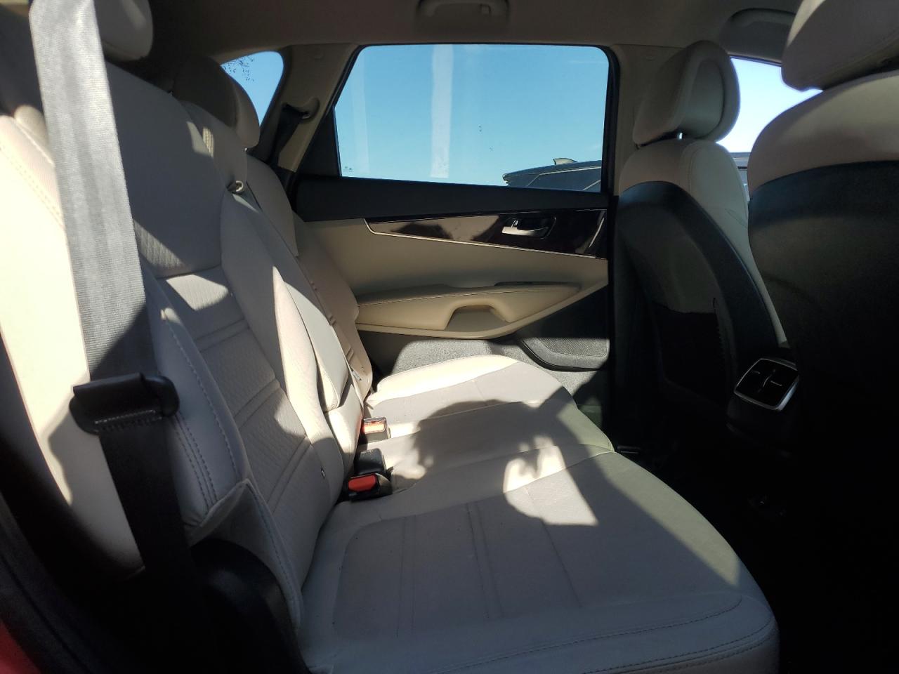 2016 Kia Sorento - Image 11