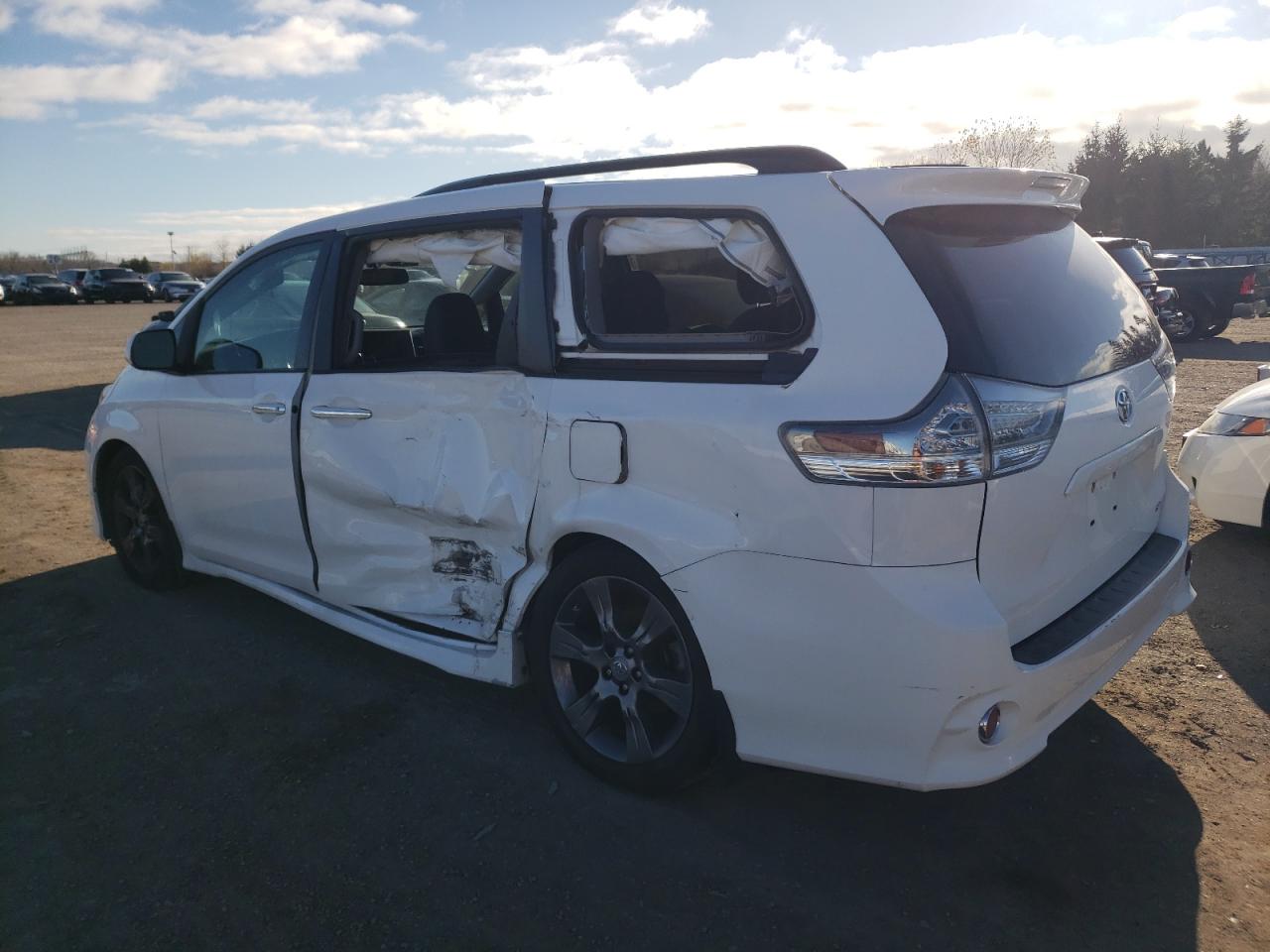 2015 Toyota Sienna - Image 2