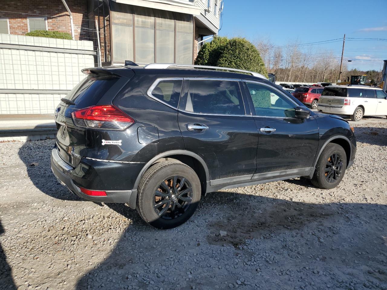 2017 Nissan Rogue - Image 3