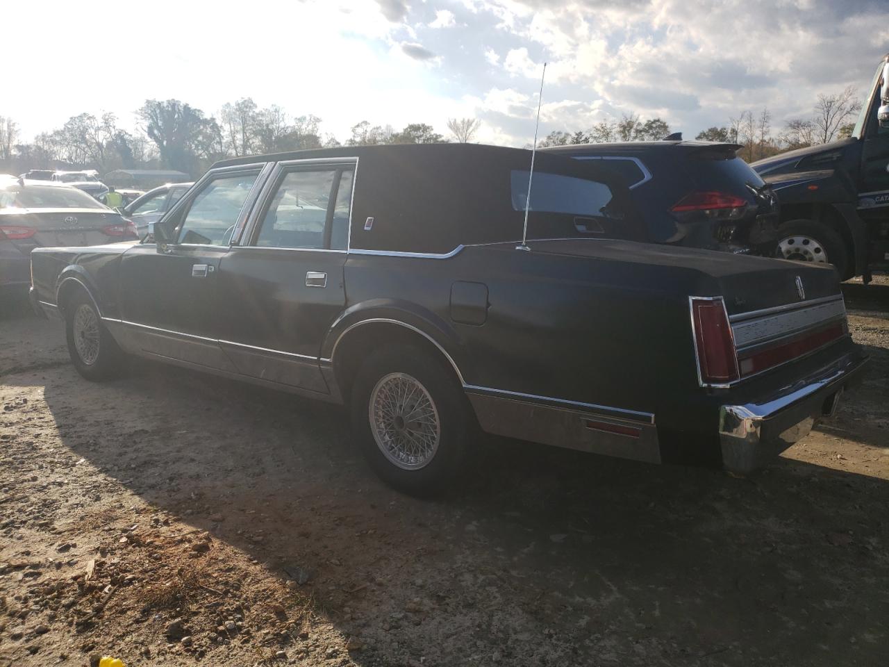 1989 Lincoln Town Car - Image 2