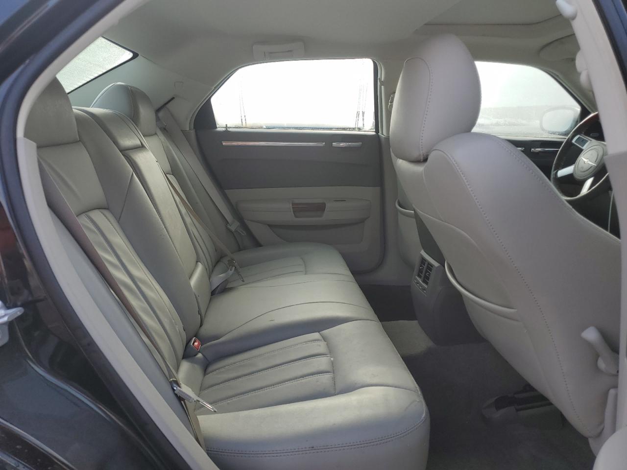 2010 Chrysler 300 - Image 10